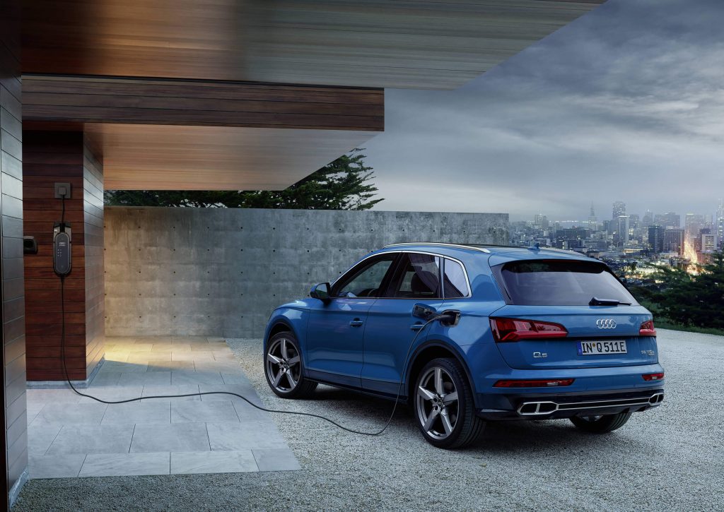 Audi Q5 TFSIe en train de charger